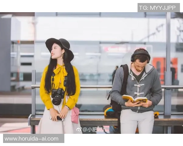 足球明星街头闲逛时尚瞬间展现独特魅力与生活态度